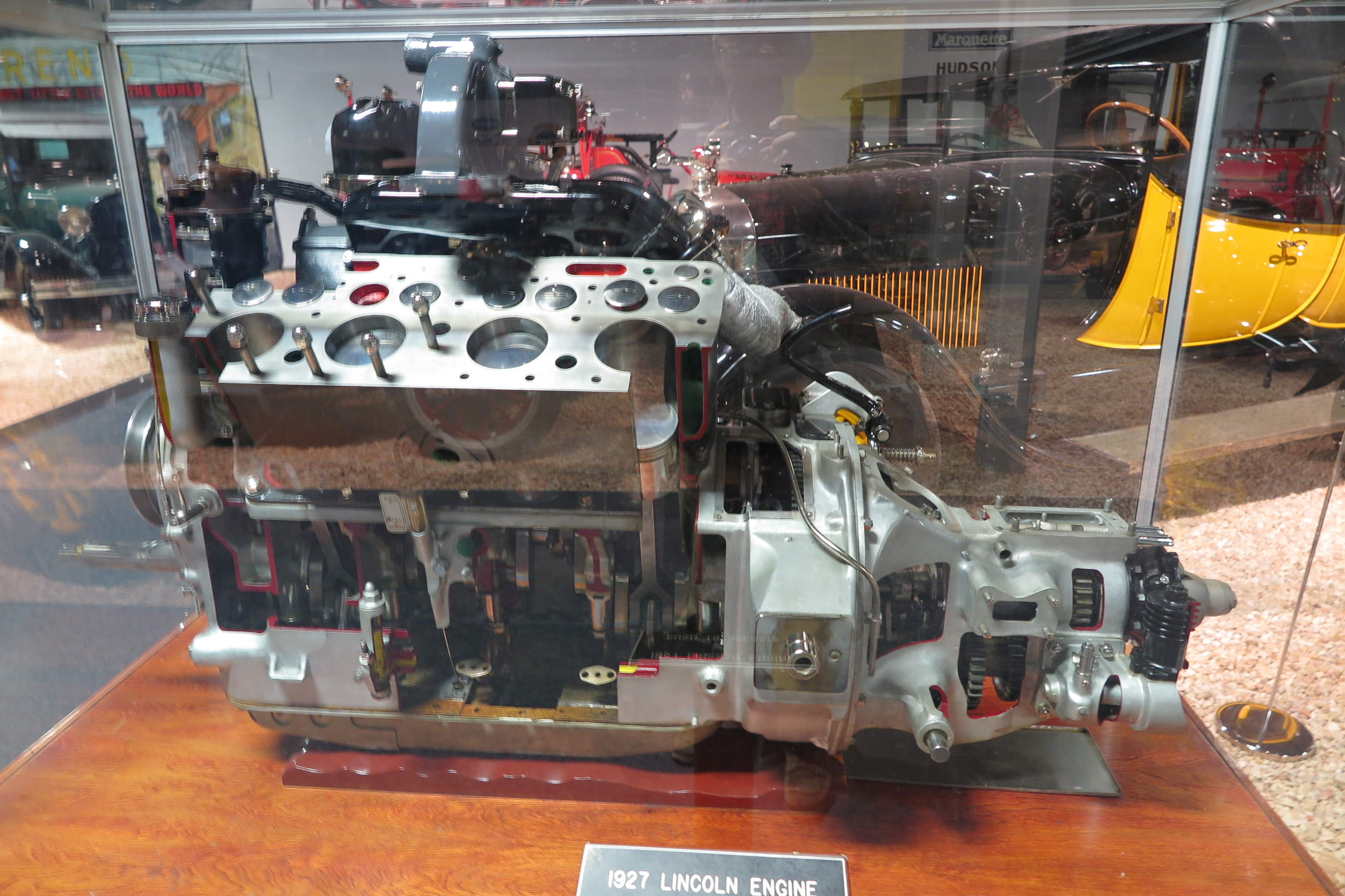 National Automobile MuseumリンカーンV8エンジン