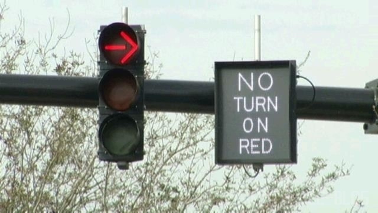 アメリカの赤信号右折禁止の標識