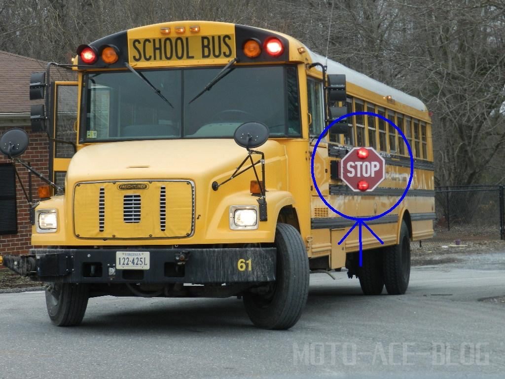 アメリカのスクールバスの停止サイン